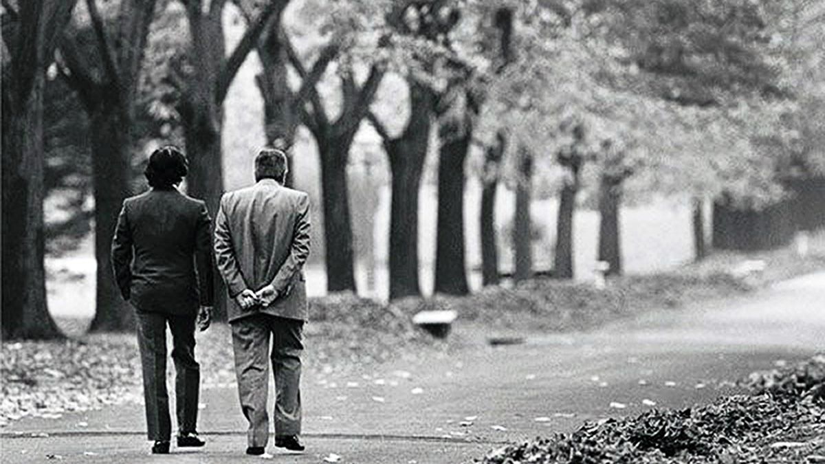 Menem y Alfonsín pasean por los jardines de la Quinta de Olivos, donde se concretó el pacto para la reelección del riojano.