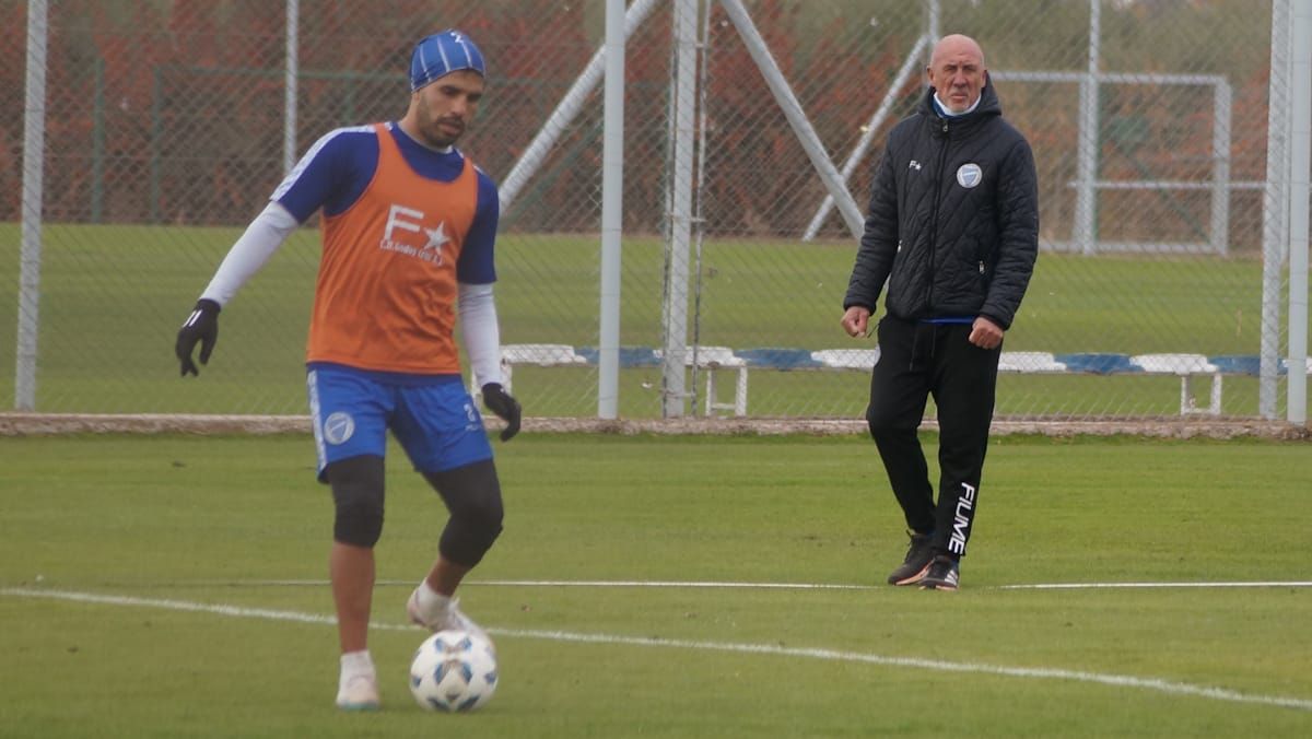 Daniel Oldrá está con el capitán tombino Pier Barrios. Daniel Oldrá está con el capitán tombino Pier Barrios.
