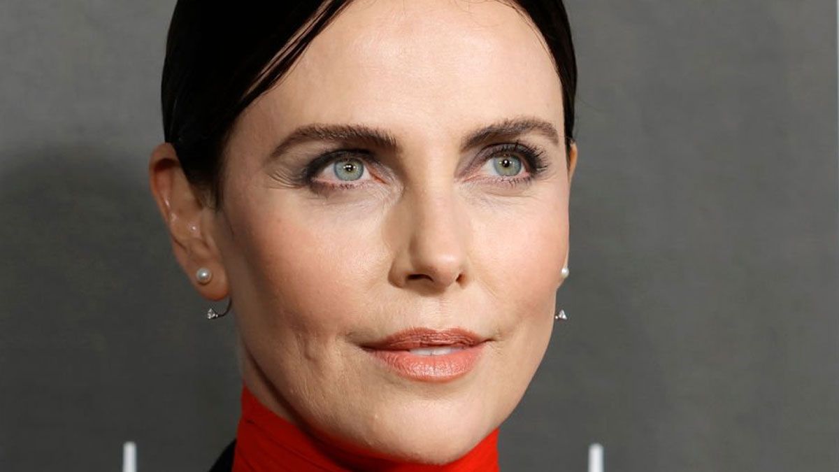 La actriz Charlize Theron interpreta a Megyn Kelly en El escándalo, película de Netflix.