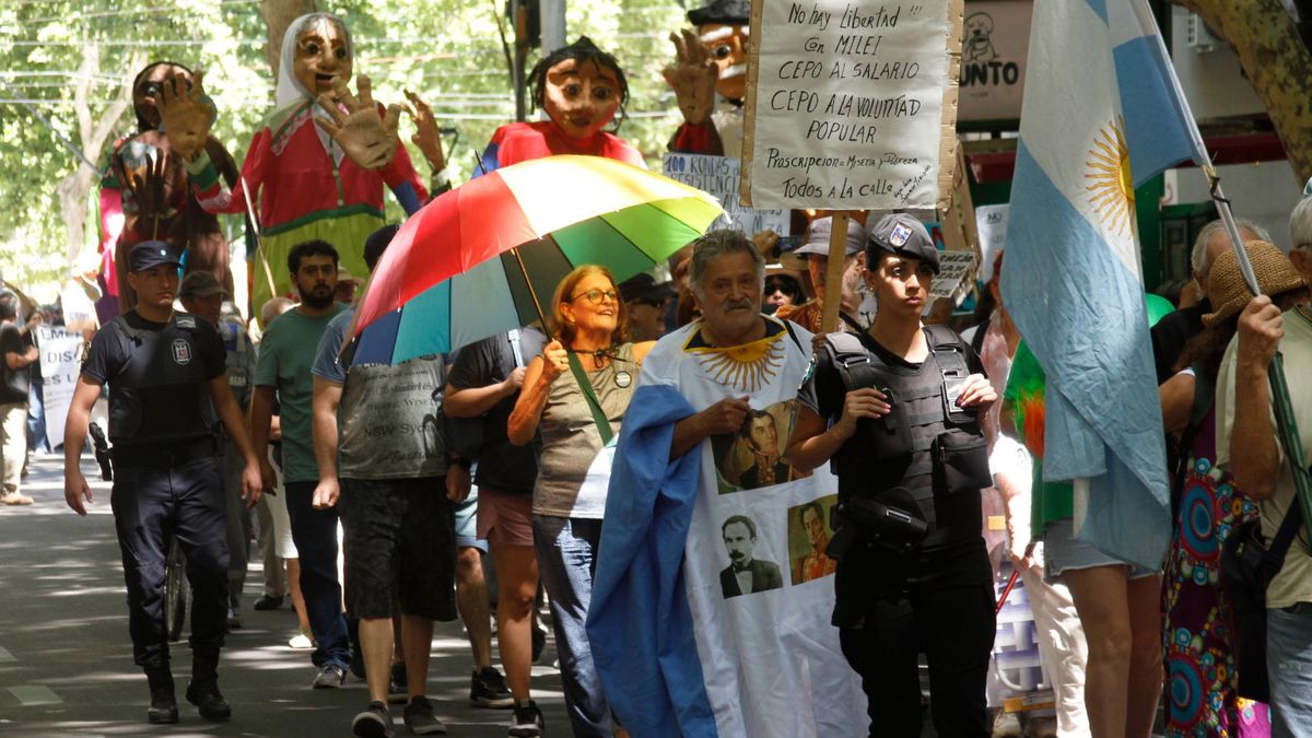 Uno de los jubilados se envolvió una bandera con rostros de próceres. Uno de los jubilados se envolvió una bandera con rostros de próceres.