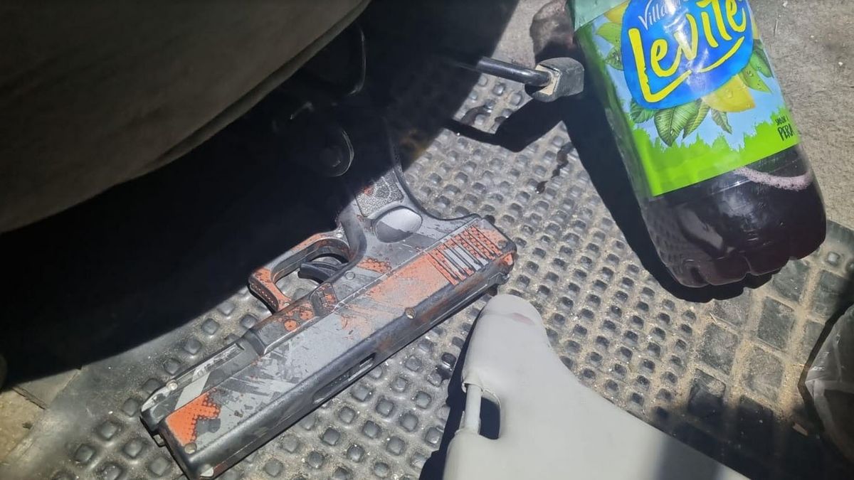 La Policía confirmó que el auto en el que intentaron escapar había sido robado la semana pasada. Llevaban un arma de fuego. La Policía confirmó que el auto en el que intentaron escapar había sido robado la semana pasada. Llevaban un arma de fuego.