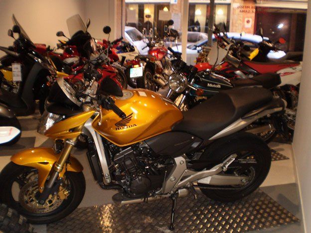 Buscan una salida a la caída de las ventas de autos y motos