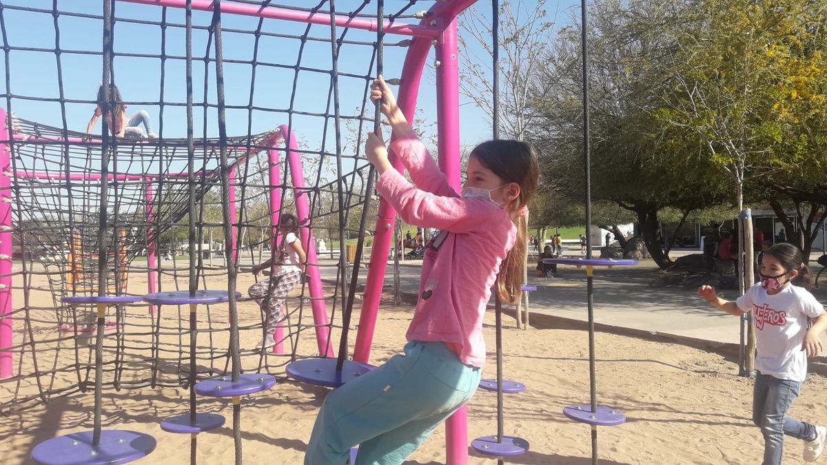 Los casos de Covid en Mendoza vienen en baja y los niños disfrutan del aire libre sin problemas en el Parque Central.