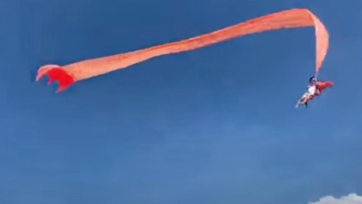 La niña fue arrastrada por la cometa.