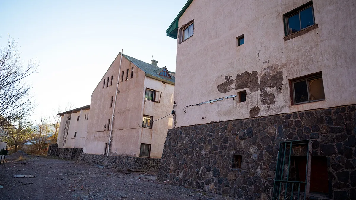 Rejas sueltas, paredes tristes y ventanas sin nadie que se asome comparten paisaje con departamentos en alquiler, un hotel y alguna despensa.