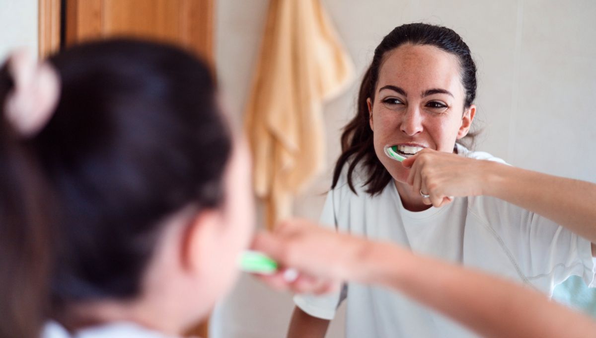 Cepillándote los dientes con la otra mano puedes obtener grandes beneficios