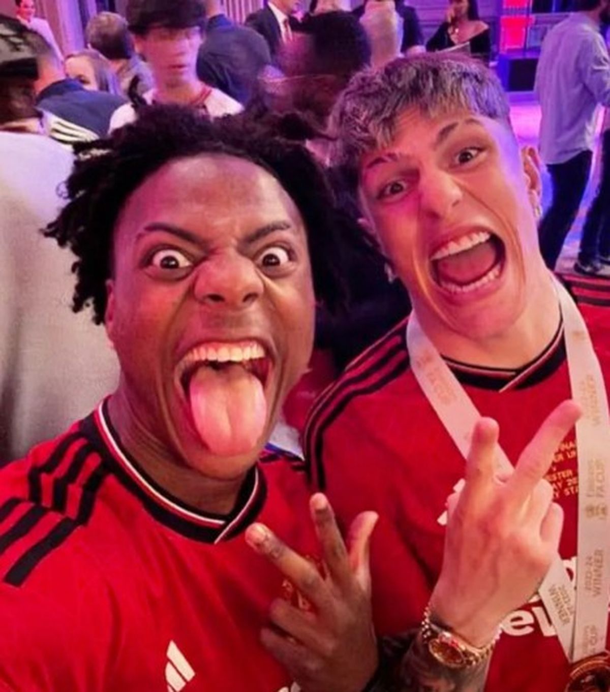 Garnacho junto a Speed en las celebraciones del Manchester United.
