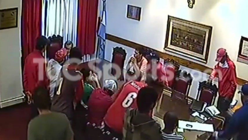 El video que muestra cómo Bebote, barras y un niño amedrentaron a Cantero en Independiente
