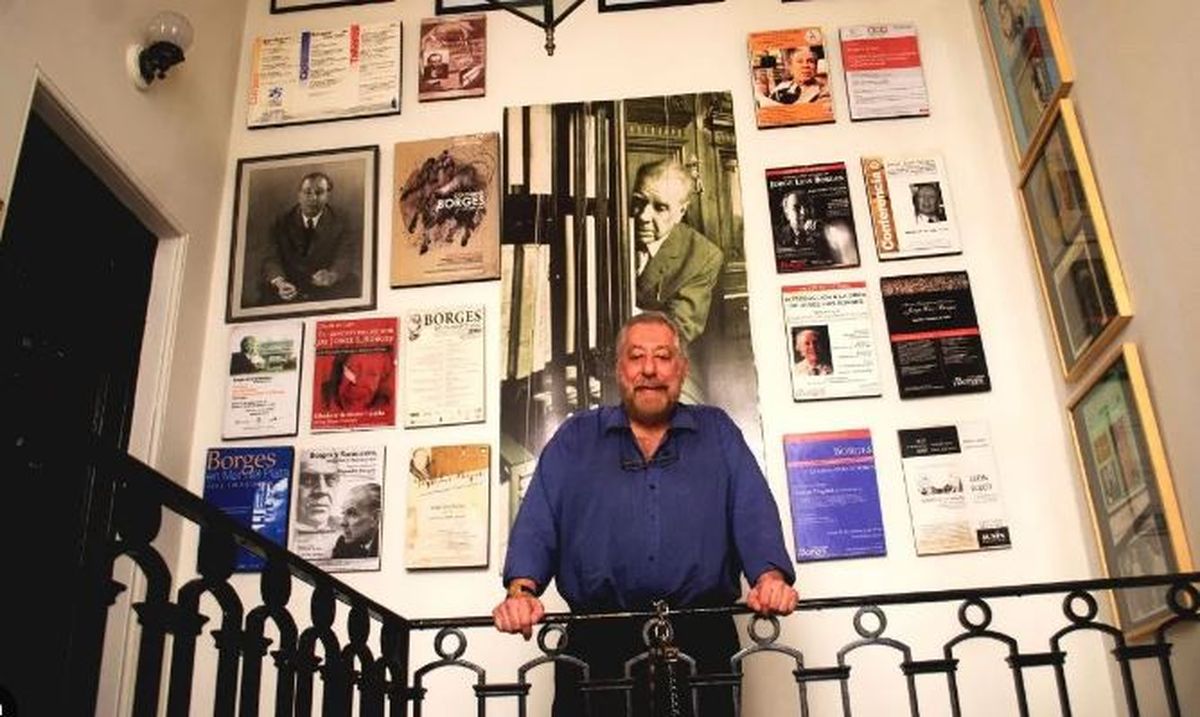 Alejandro Vaccaro, "rodeado" de Borges.