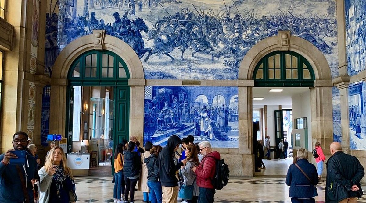 El mural de la estación cuenta la historia de Portugal. Imagen: Trenes de Portugal El mural de la estación cuenta la historia de Portugal. Imagen: Trenes de Portugal