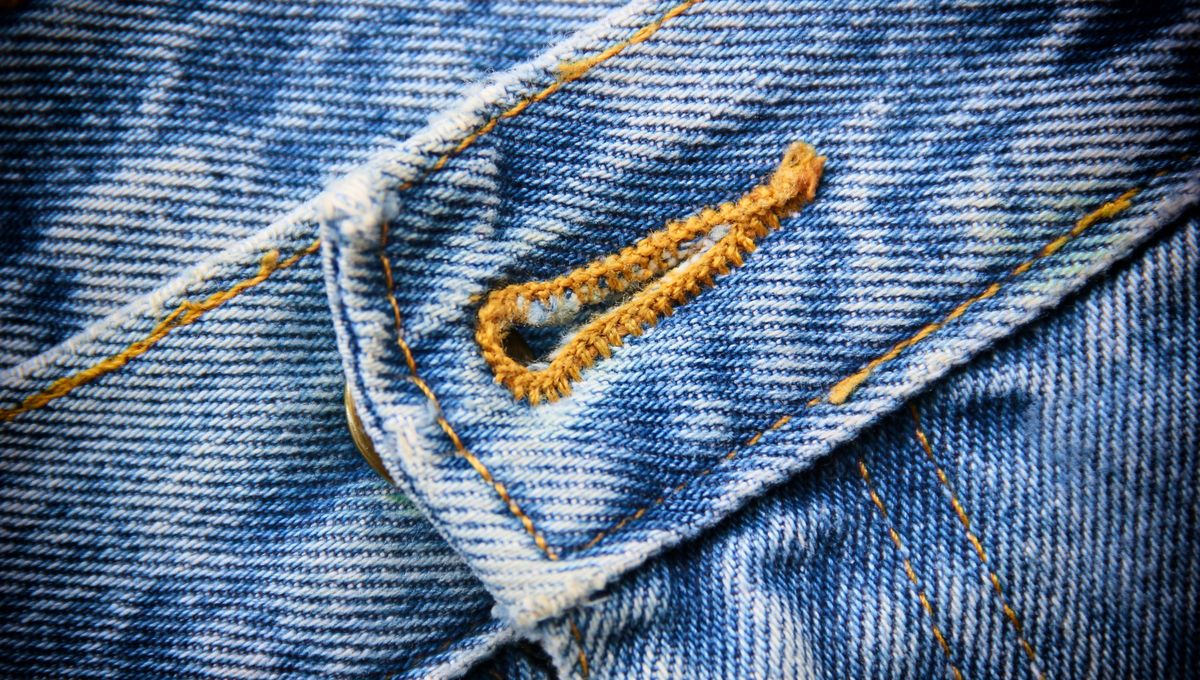 Revisa y arregla los ojales o botones de los jeans con cierta frecuencia para evitar que se rompan.&nbsp;