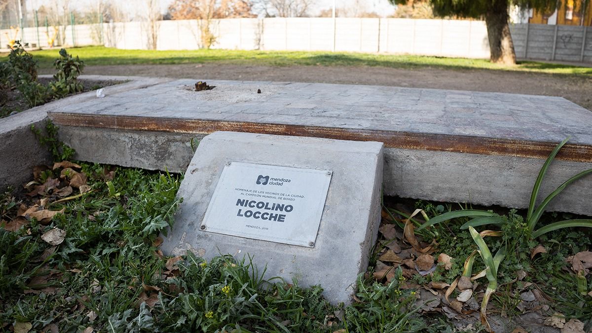 Nicolino Locche, víctima del vandalismo. Su estatua será reinstalada en cuestión de días. Nicolino Locche, víctima del vandalismo. Su estatua será reinstalada en cuestión de días.