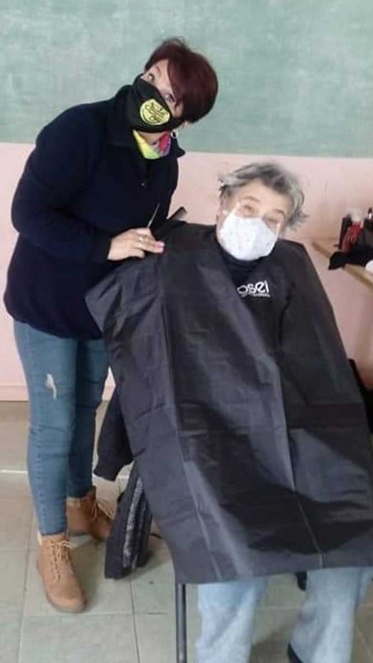 Peluqueros Solidarios de Mendoza hicieron 100 cortes gratis en el Este