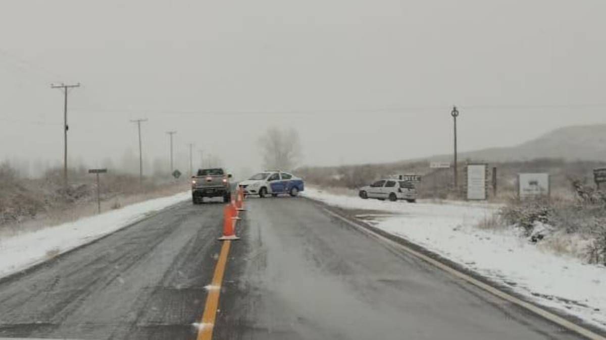  Vialidad provincial despejó el camino al Manzano Histórico luego de las fuertes nevadas que arrancaron el lunes. Vialidad provincial despejó el camino al Manzano Histórico luego de las fuertes nevadas que arrancaron el lunes.