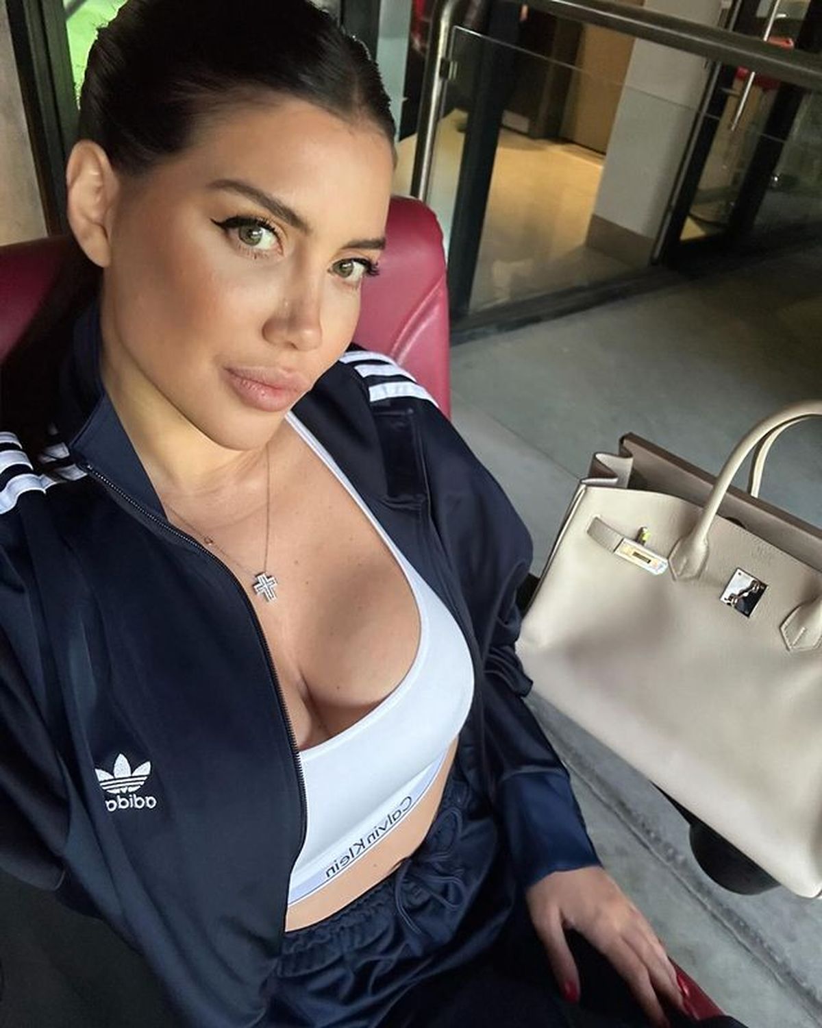 Desde la cancha, Wanda Nara confirma que es la reina del sporty chic y lo lleva con corpiñito XS. Desde la cancha, Wanda Nara confirma que es la reina del sporty chic y lo lleva con corpiñito XS.