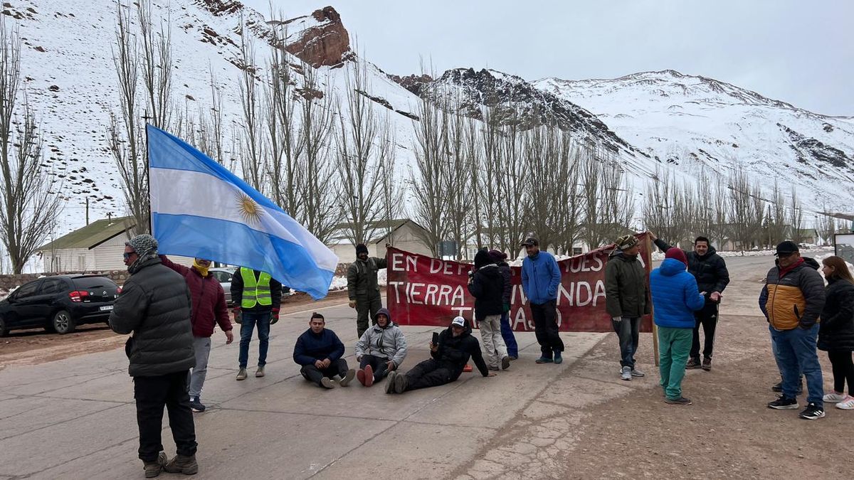 Este viernes se habilitó el paso a Chile y los prestadores turísticos cortaron la ruta 7 porque sólo se permite el turismo hasta Uspallata. Este viernes se habilitó el paso a Chile y los prestadores turísticos cortaron la ruta 7 porque sólo se permite el turismo hasta Uspallata.