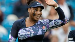 Serena Williams saluda: dice hola o adiós. Serena Williams saluda: dice hola o adiós.