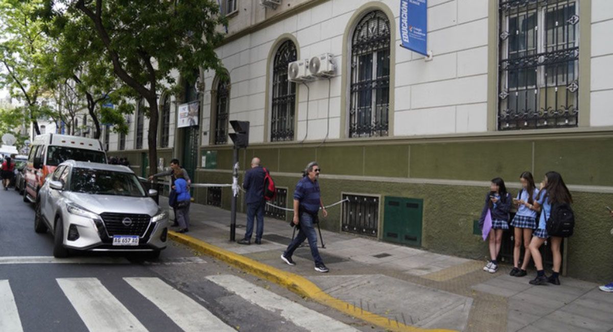 Luego de la explosión en un colegio del barrio de Palermo, muchos padres fueron a retirar a sus hijos del establecimiento. Luego de la explosión en un colegio del barrio de Palermo, muchos padres fueron a retirar a sus hijos del establecimiento.