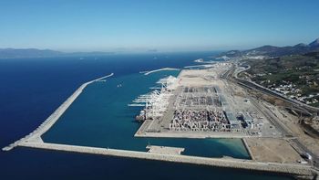 Tiran 5 millones de toneladas de roca al mar para la construcción del segundo puerto más rápido y es un problema para España Tiran 5 millones de toneladas de roca al mar para la construcción del segundo puerto más rápido y es un problema para España