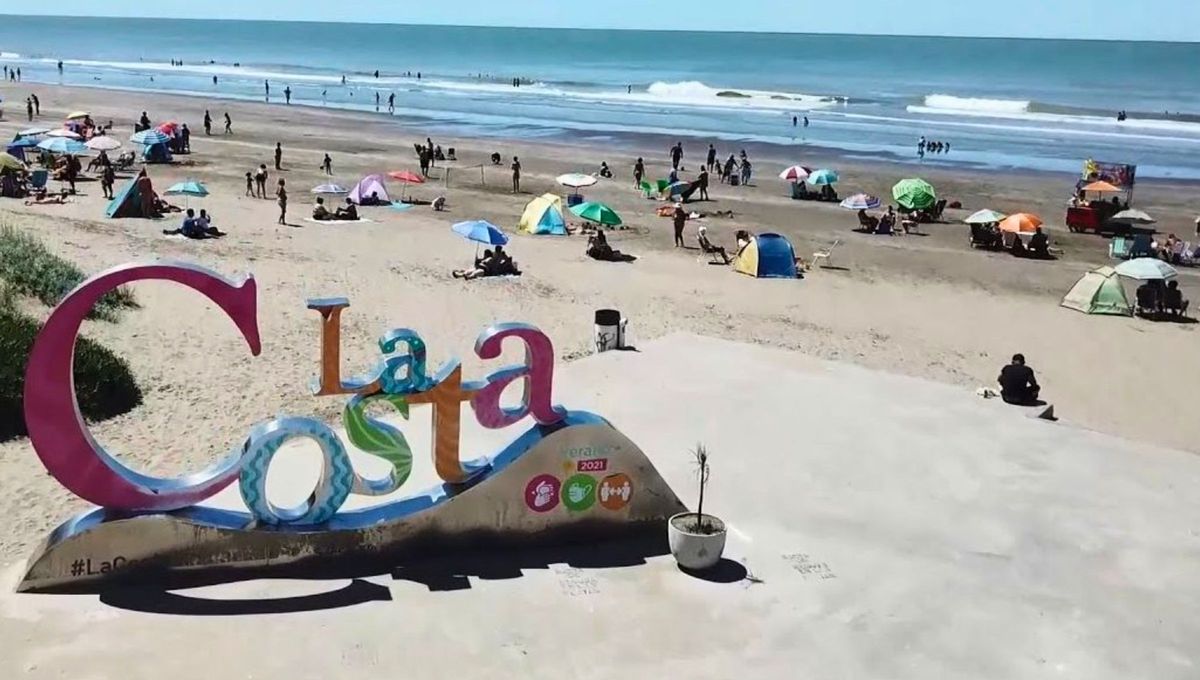 Es conocido por su ambiente familiar y sus playas extensas y tranquilas, lo que lo convierte en un lugar ideal para relajarse y disfrutar del mar. Es conocido por su ambiente familiar y sus playas extensas y tranquilas, lo que lo convierte en un lugar ideal para relajarse y disfrutar del mar.