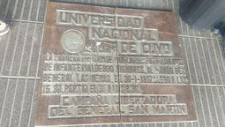 La madre de dos jóvenes de 15 y 18 años los denunció por el robo de una placa de bronce 80 kilos en Uspallata, la cual pensaban vender en Mendoza.