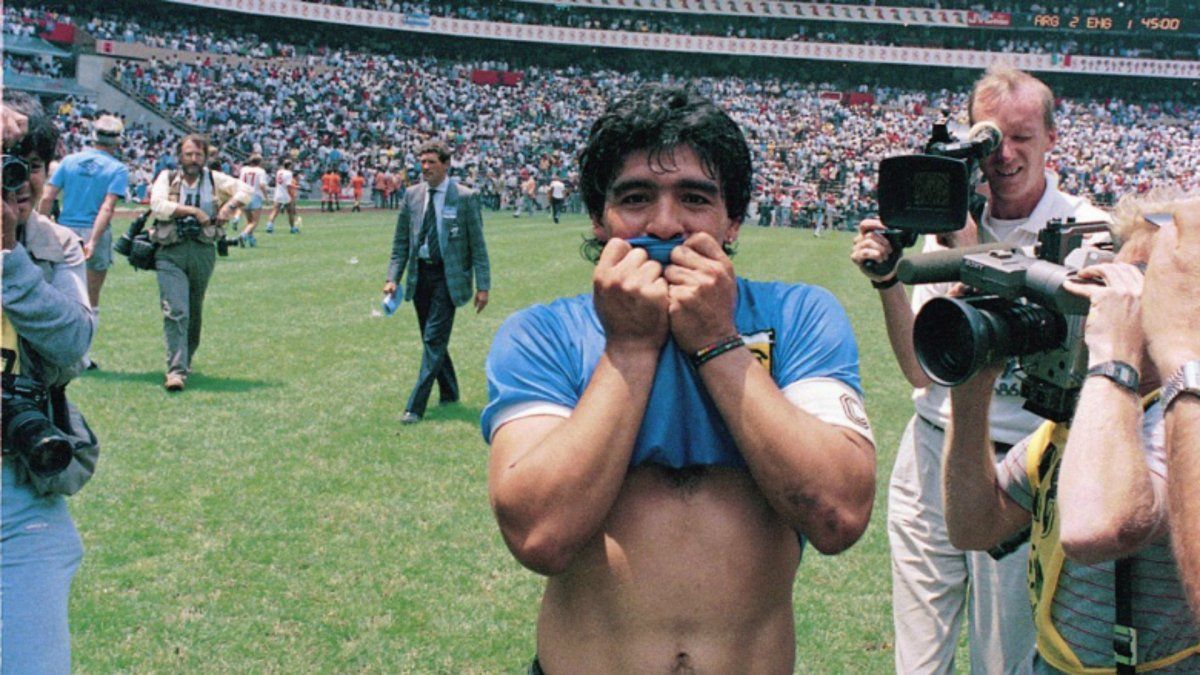La historia detrás de la camiseta azul con la que Diego les hizo los goles a los ingleses