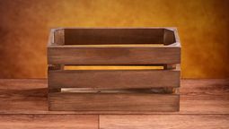 Los cajones de verdura que terminan en la basura se convertirán en una elegante mesa. Los cajones de verdura que terminan en la basura se convertirán en una elegante mesa.