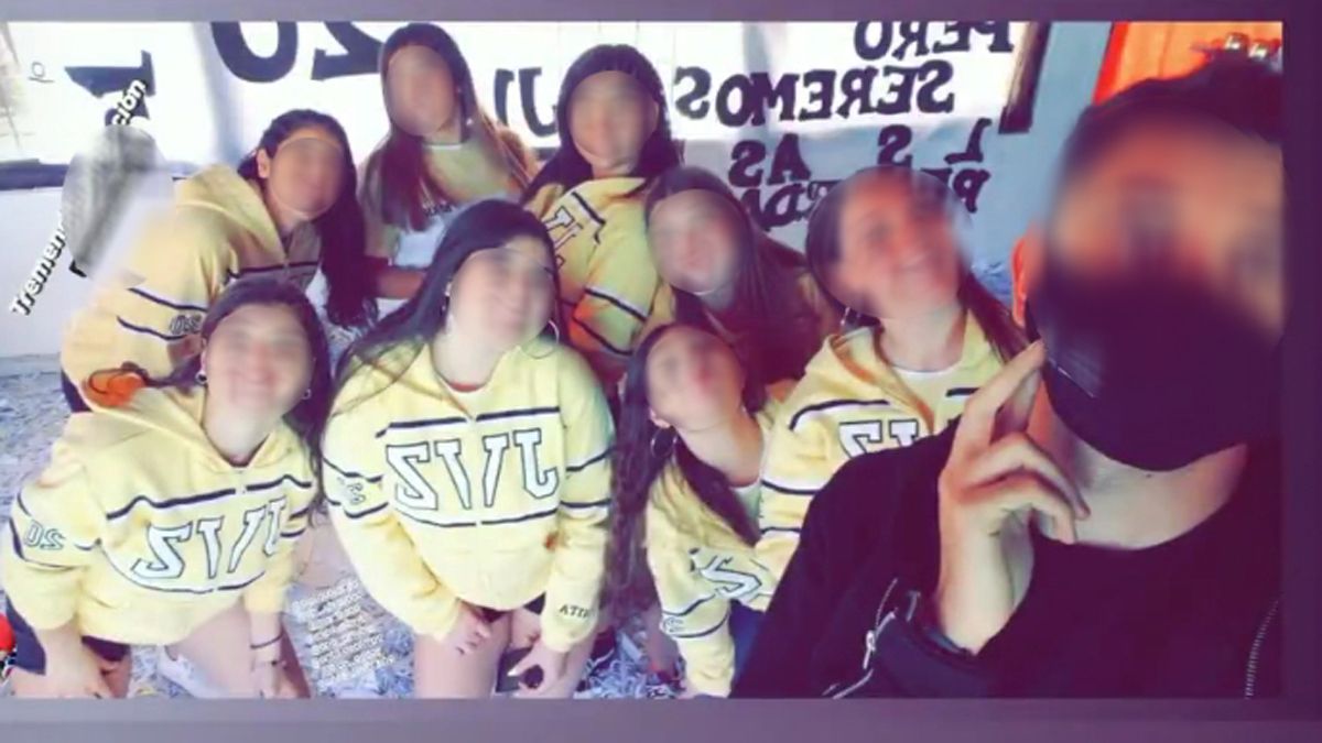 Alumnos de 5° violan reglas sanitarias al presentar sus buzos