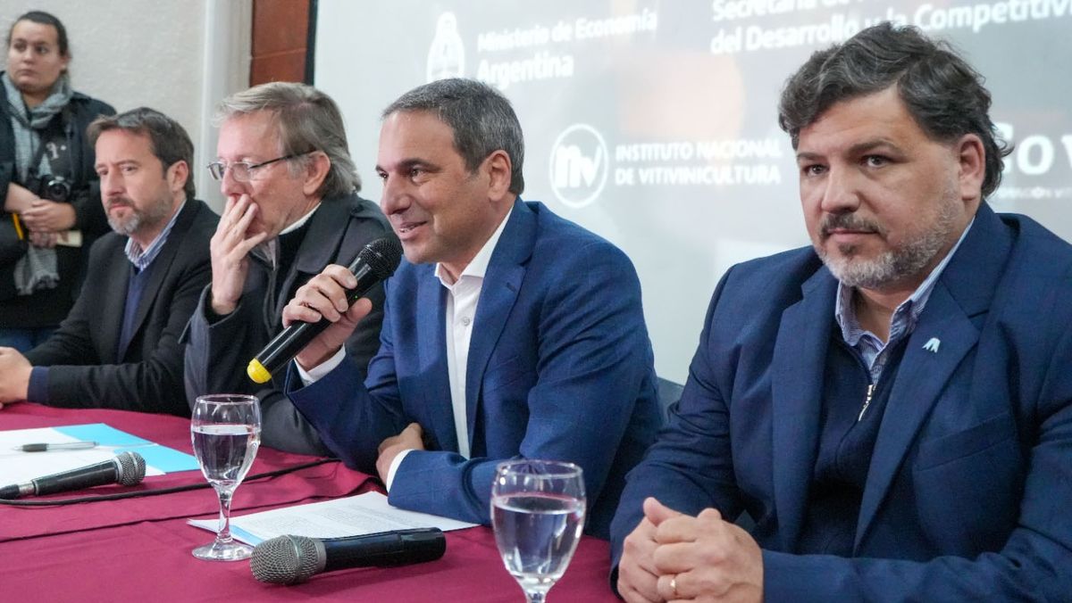 El secretario de Agricultura de la Nación, Juan José Bahillo, junto al titular del INV, Martín Hinojosa (en el centro de la imagen). El secretario de Agricultura de la Nación, Juan José Bahillo, junto al titular del INV, Martín Hinojosa (en el centro de la imagen).