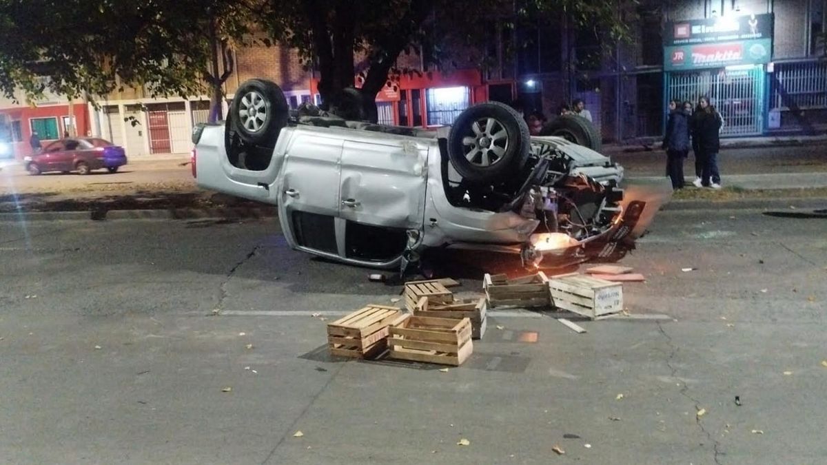 El conductor alcoholizado volcó en la costanera con su camioneta en la que iba con su hijo menor de edad. No tenía licencia de conducir ni seguro. Foto: Ministerio de Seguridad.
