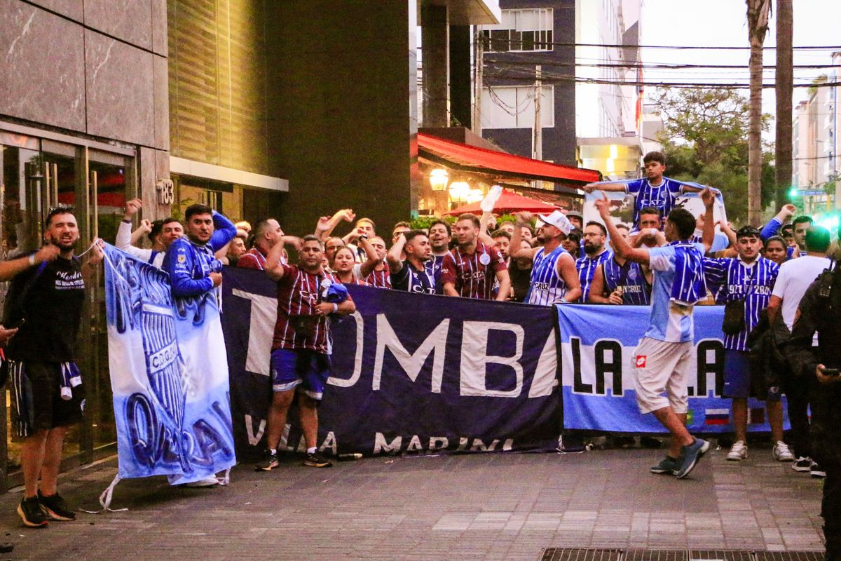 Los hinchas de Godoy Cruz le hicieron el aguante al equipo en Perú, en el debut en la Copa Sudamericana.