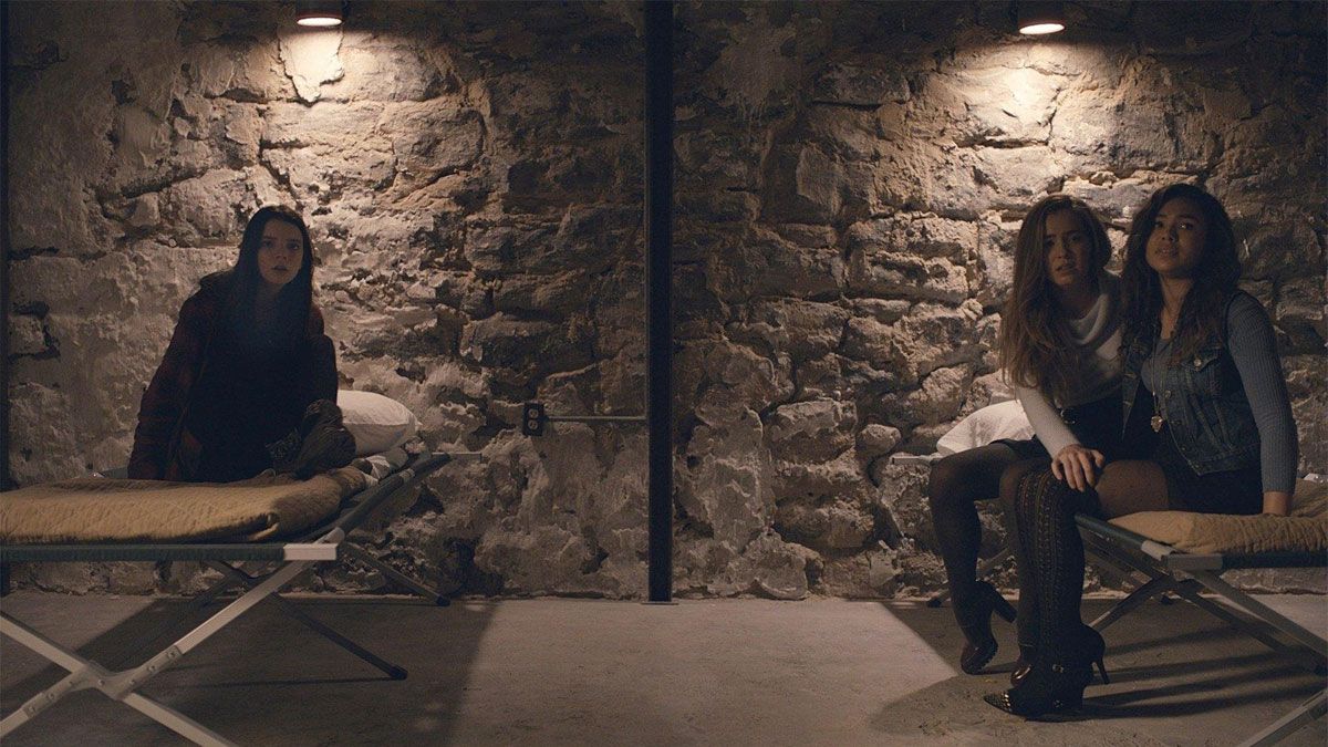 Escena de la película de Netflix, donde tres chicas son secuestradas en un sótano. Escena de la película de Netflix, donde tres chicas son secuestradas en un sótano.