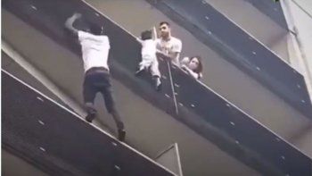 Francia: un indocumentado escaló un edificio, salvó a un bebé y lo premiaron con la ciudadanía