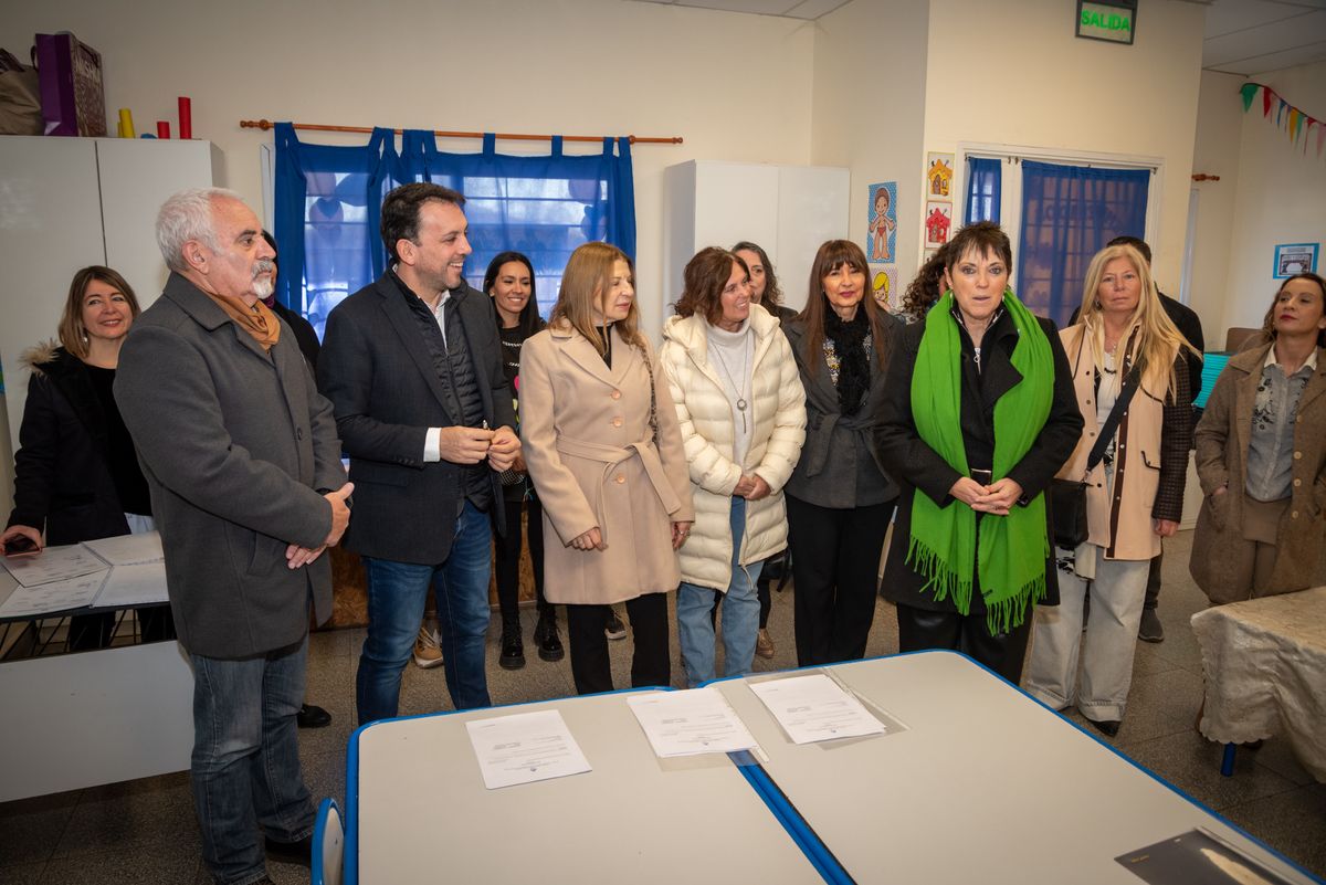 (De derecha a izquierda) el ministro de Educación, Cultura e Infancias, Tadeo García Zalazar y la directora de Nivel Inicial, Adriana Rubio, junto a otros funcionarios. (De derecha a izquierda) el ministro de Educación, Cultura e Infancias, Tadeo García Zalazar y la directora de Nivel Inicial, Adriana Rubio, junto a otros funcionarios.