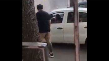 El violento video un hombre maltratando a una mujer tras un choque