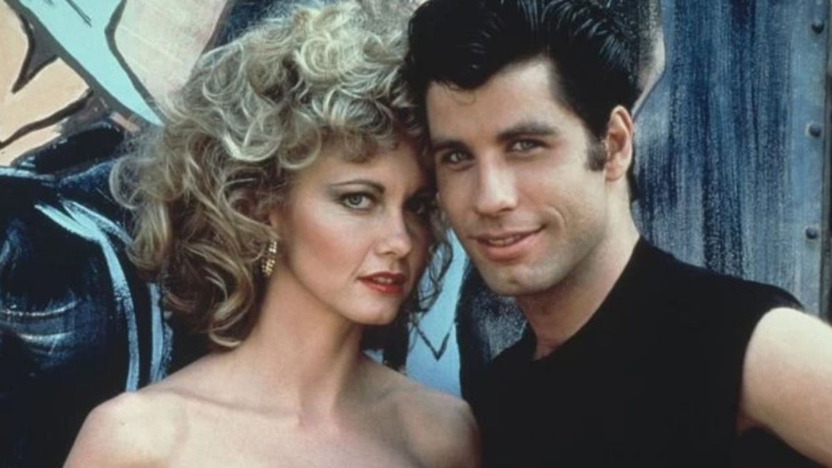 Olivia Newton-John, quien murió en agosto pasado, en una imagen de la película Grease, junto a John Travolta