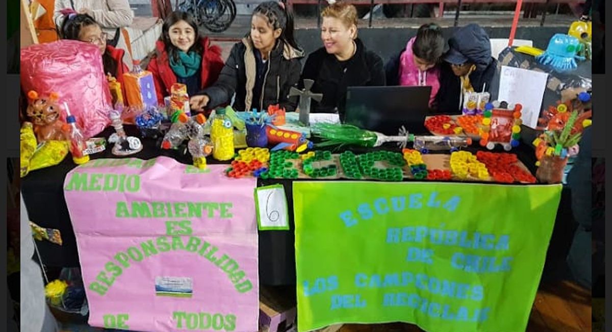 La Feria Mendoza Maket que organiza la DGE. Algunas escuelas. El reciclado estuvo presente en el proyecto de la escuela República de Chile.