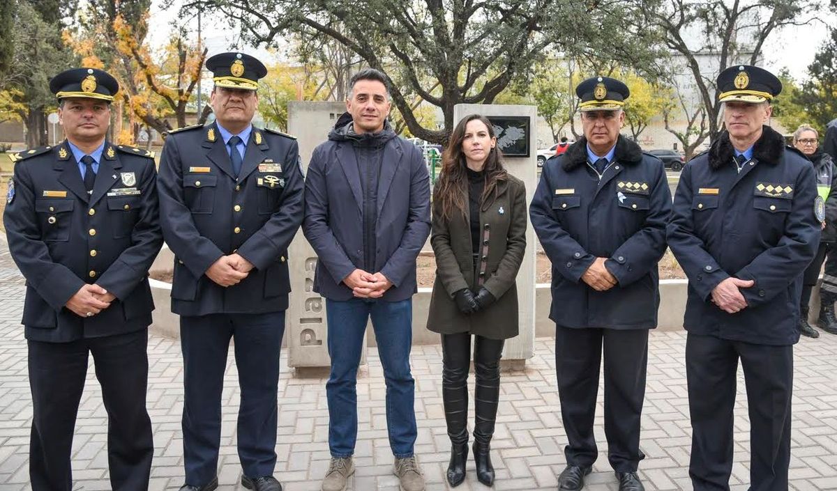 Los nuevos jefes policiales de Guaymallén, con el intendente Marcos Callvente, la ministra Mercedes Rusa y el jefe de la fuerza, Marcelo Calipo. Los nuevos jefes policiales de Guaymallén, con el intendente Marcos Callvente, la ministra Mercedes Rusa y el jefe de la fuerza, Marcelo Calipo.