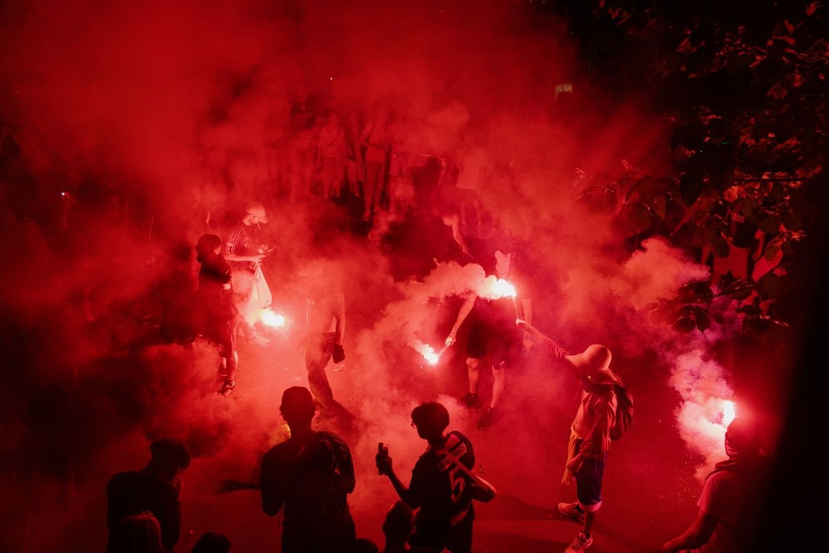Los hinchas de PSG celebraron el título y se enfrentaron con la policía.