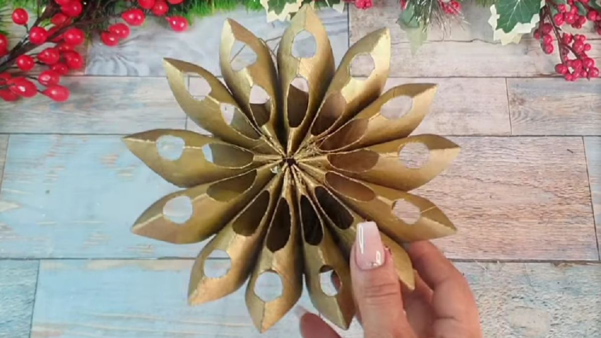 Anticipate a la Navidad y creá este hermoso adorno. Anticipate a la Navidad y creá este hermoso adorno.