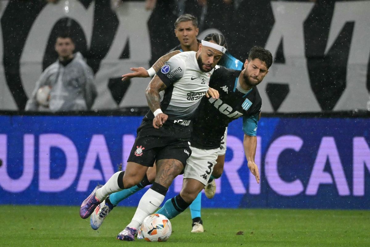 Di Cesare y Memphis Depay en el duelo de semifinales de Copa Sudamericana. Di Cesare y Memphis Depay en el duelo de semifinales de Copa Sudamericana. 