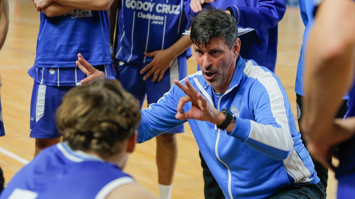 Mauricio Pedemonte se mostró muy feliz con su primer gran logro como entrenador en el básquet del Club Godoy Cruz Antonio Tomba en la Superliga de Básquetbol de Mendoza.