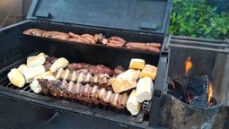 Las carnes hechas en un chulengo, además de cocinarse más rápido y parejas, salen súper tiernas y sabrosas.