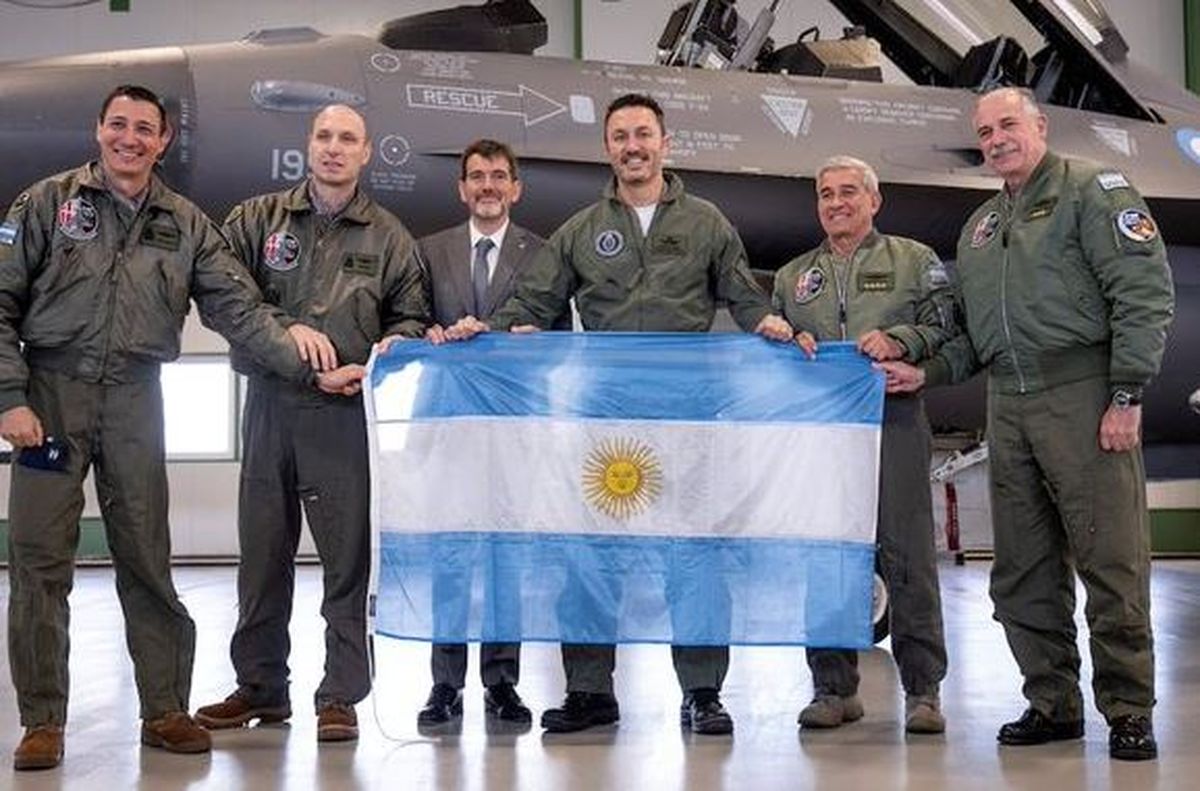 Luis Petri junto a miembros de la Fuerza Aérea.