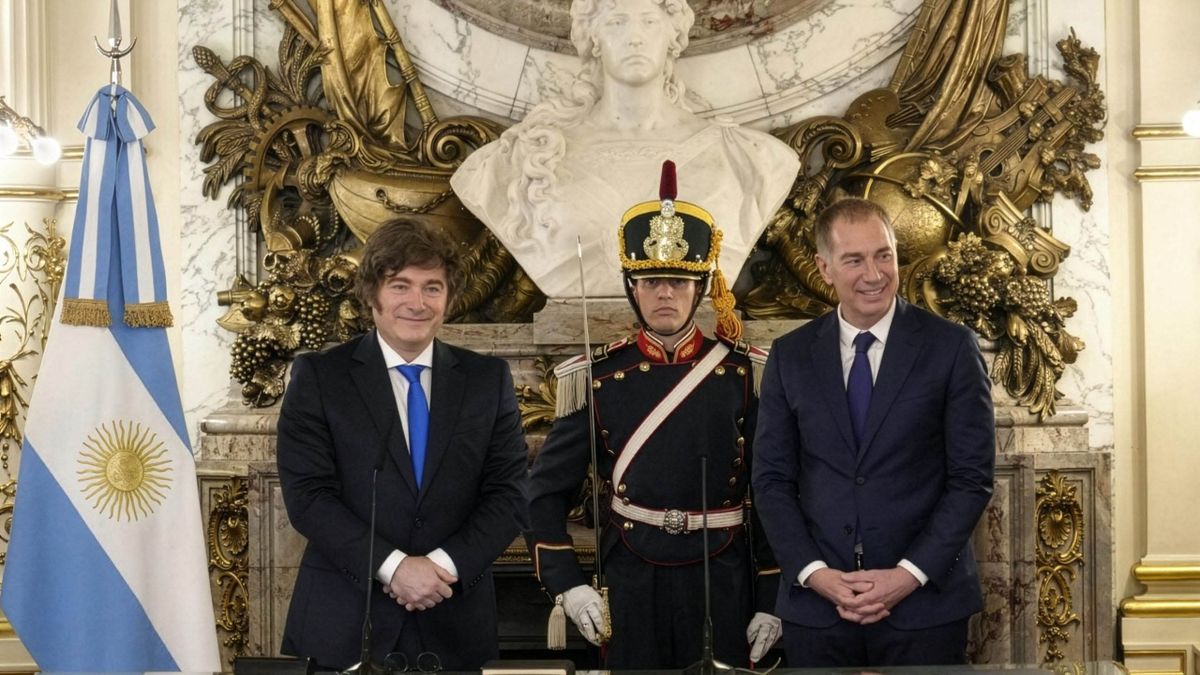 Javier Milei con Diego Santilli yn un granadero en el medio.