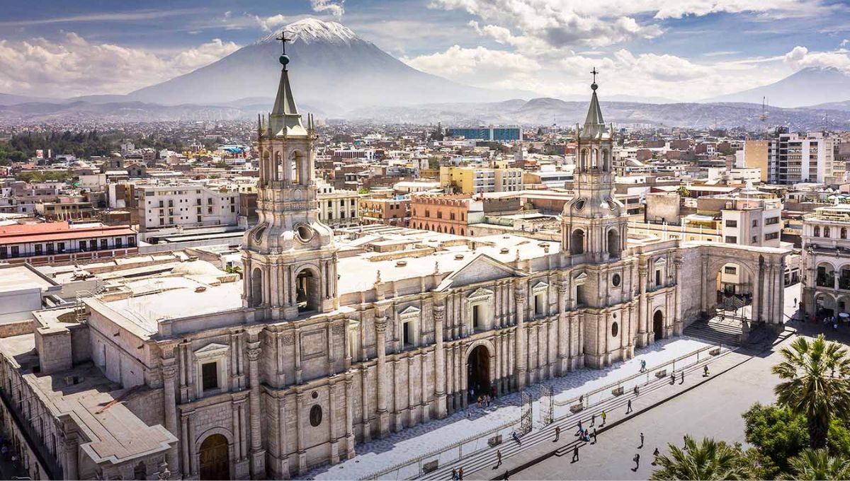 La ciudad se levanta en un desierto costero que se eleva hacia los Andes, alcanzando gran altura en las cimas de sus nevados y volcanes