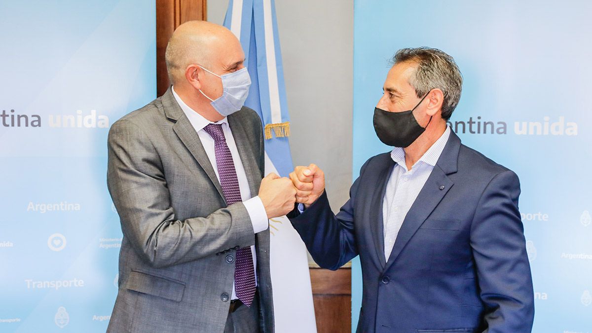 El ministro Alexis Guerrera y el intendente Rolando Scanio durante la firma del convenio.