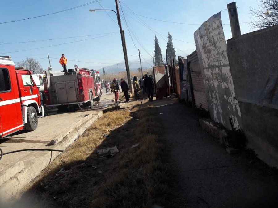 Un muerto y dos heridos tras un incendio en una casa en Las Heras