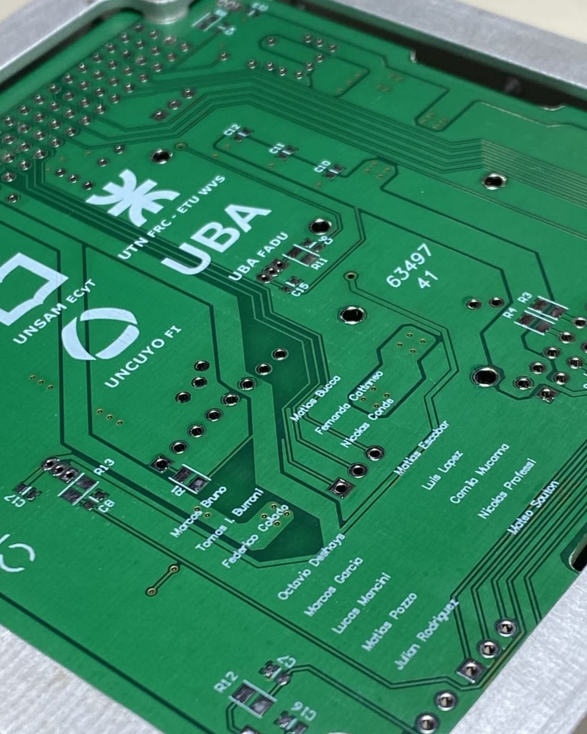 La gráfica muestra los nombres de los creadores de la misión apoyada por Elon Musk.El primero, arriba a la izquierda, es el de Marcos Bruno.