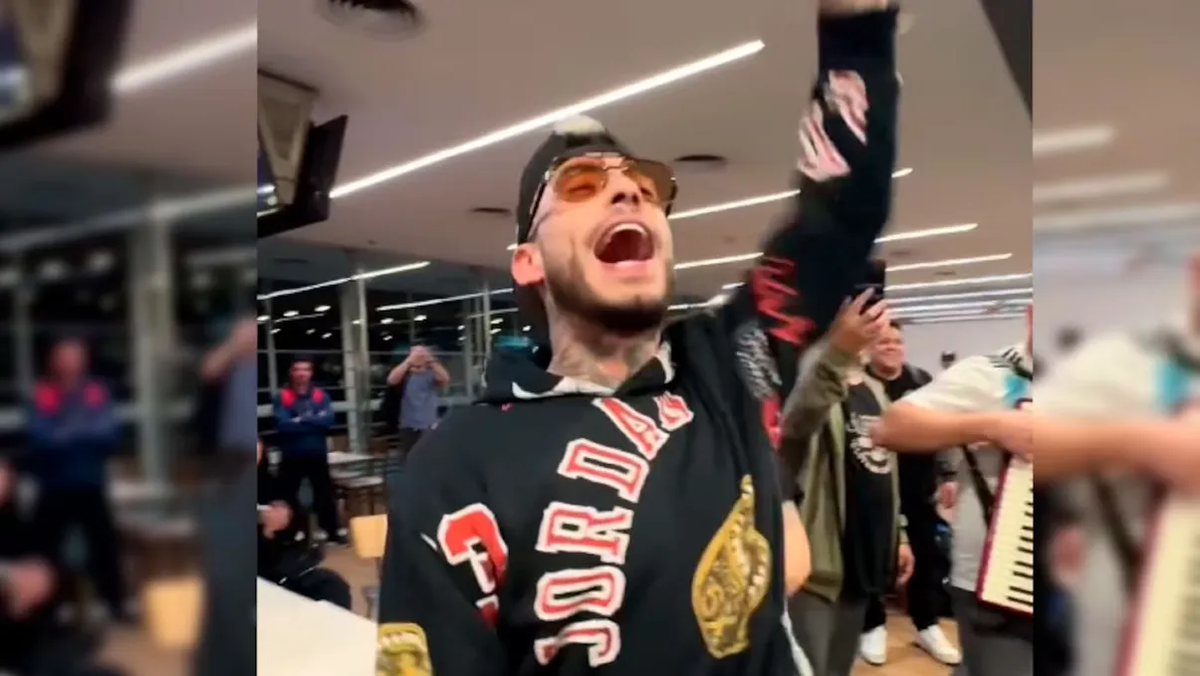 Ulises Bueno dio un mini recital en el aeropuerto de Ezeiza.